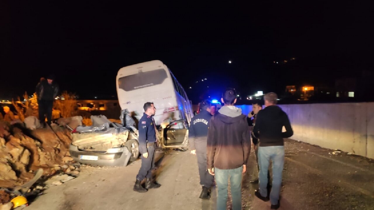 Mersin'de feci kaza! Otobüs otomobilin üzerine devrildi