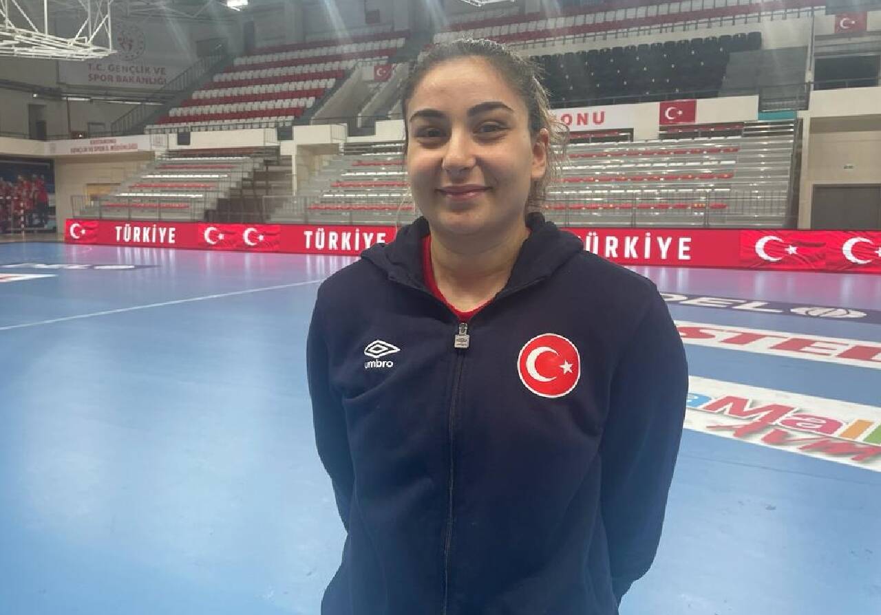 Milli hentbolcu Beyza Karaçam, İsveç'e transfer olduğu için mutlu