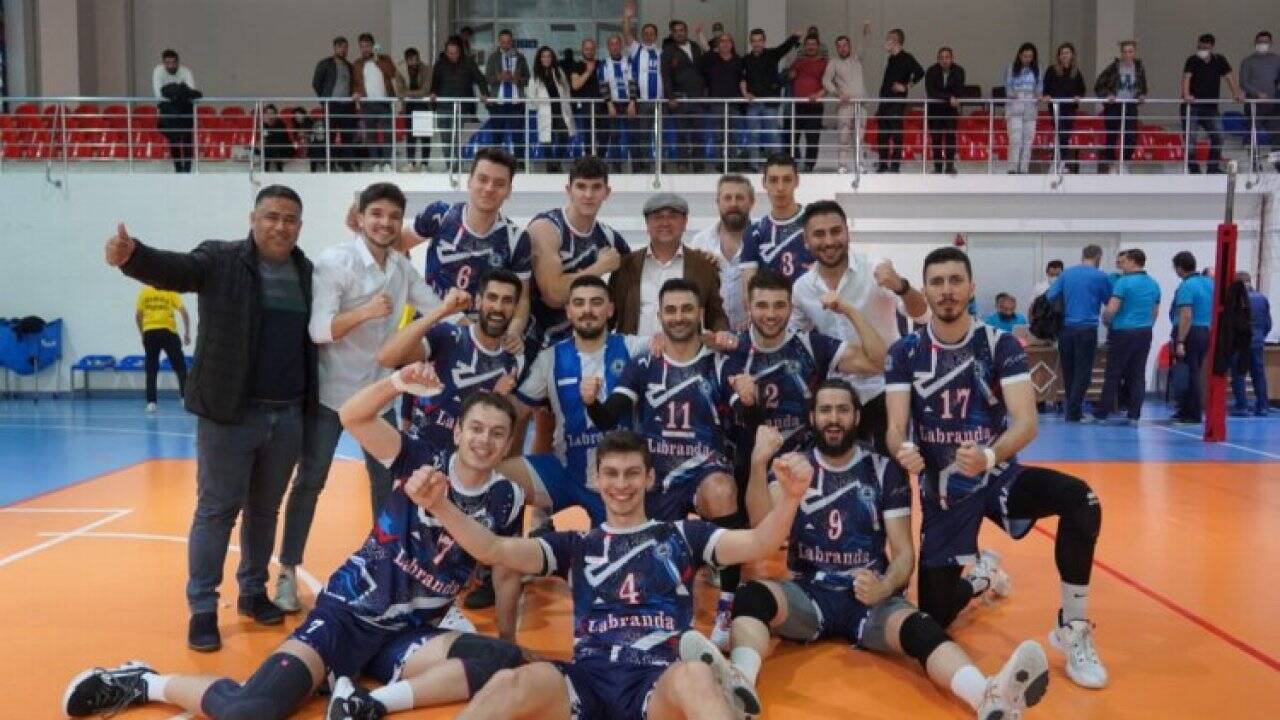 Muğla Milas Belediyespor Voleybol takımı net skorla galip geldi 