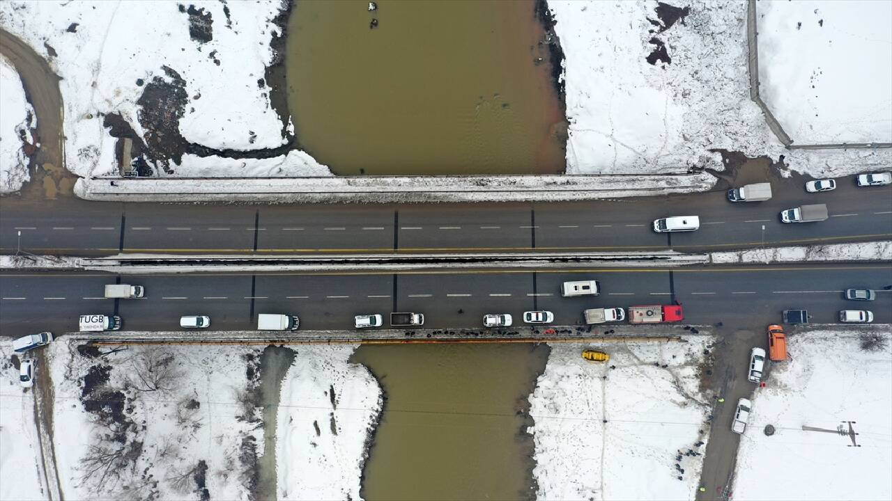 MUŞ - Karasu Nehri'ne düşen lise öğrencisini arama çalışması devam ediyor (2)