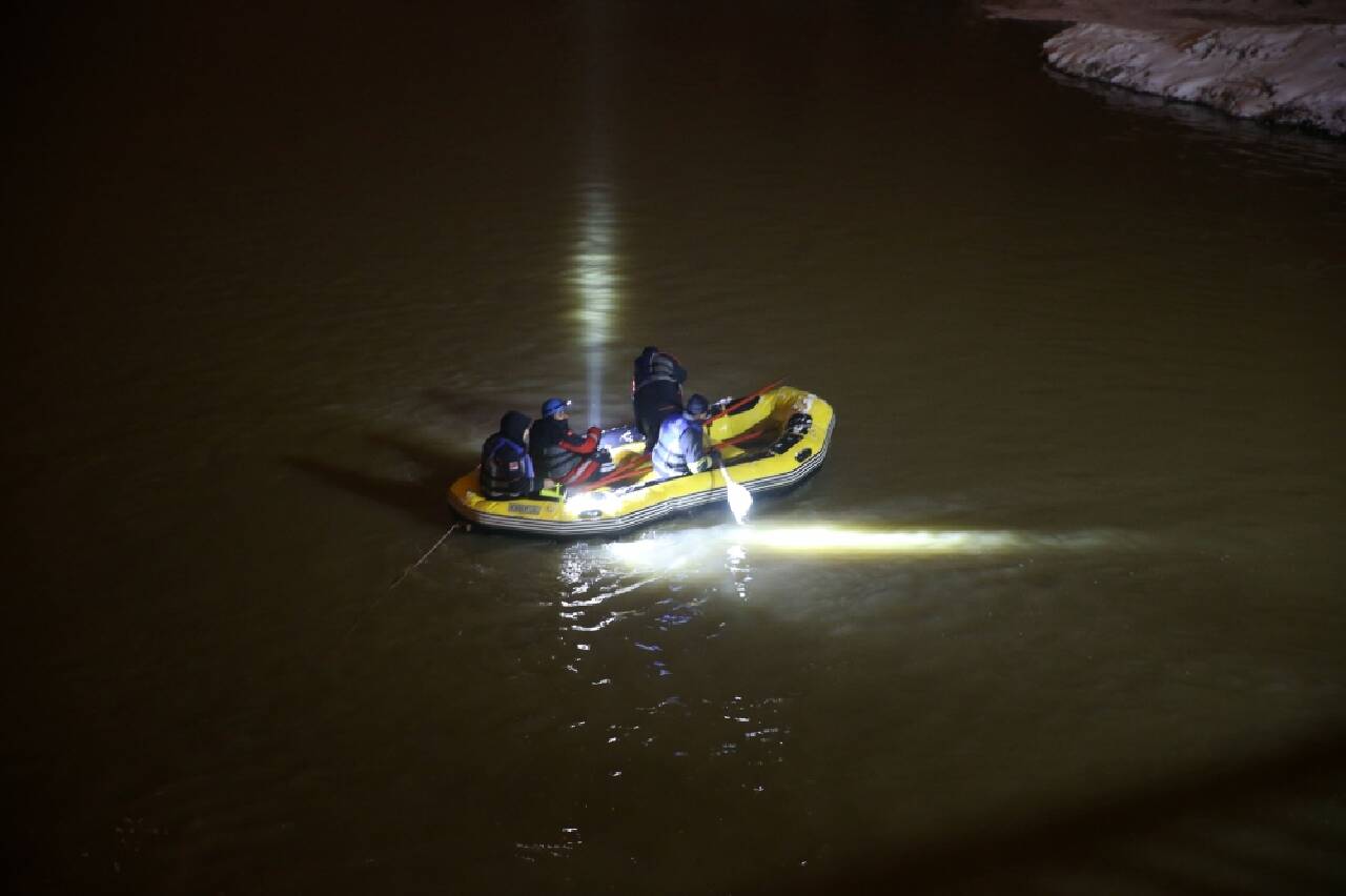 Muş'ta Karasu Nehri'ne düşen lise öğrencisi için arama çalışması başlatıldı