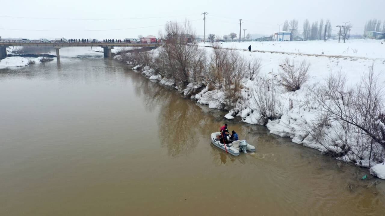 Muş'ta Karasu Nehri'ne düşen lise öğrencisini arama çalışması devam ediyor