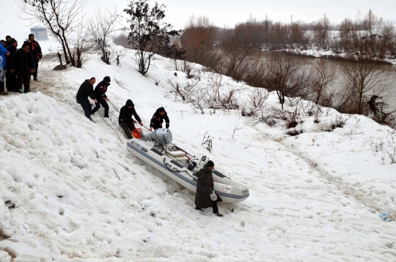 Muş'ta Karasu Nehri'ne düşen lise öğrencisini arama çalışması sürüyor