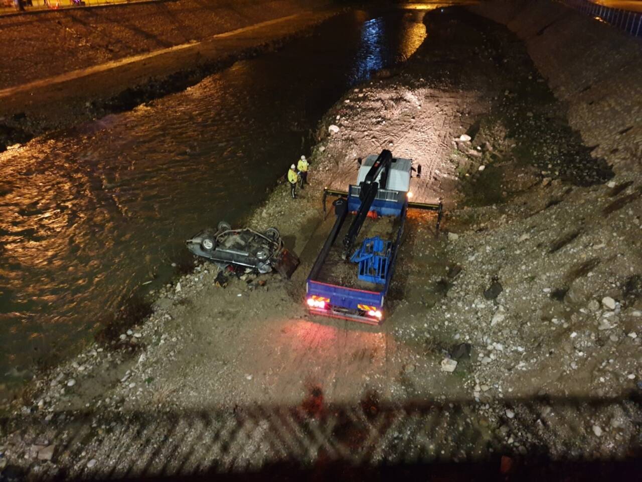 Osmaniye'de çaya devrilen otomobildeki 2 kişi yaralandı