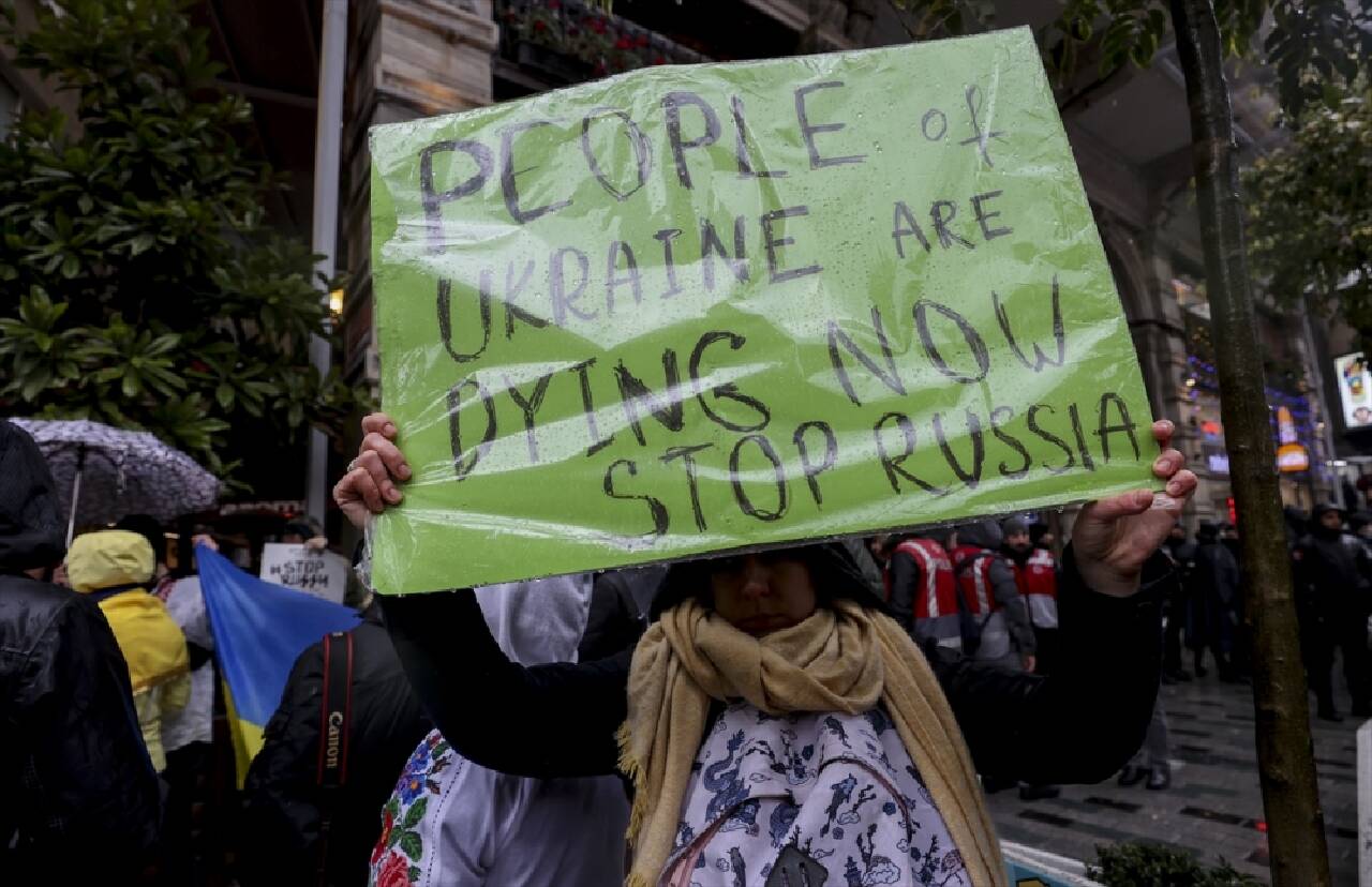 Rusya'nın Ukrayna'ya askeri müdahalesi İstanbul'da protesto edildi