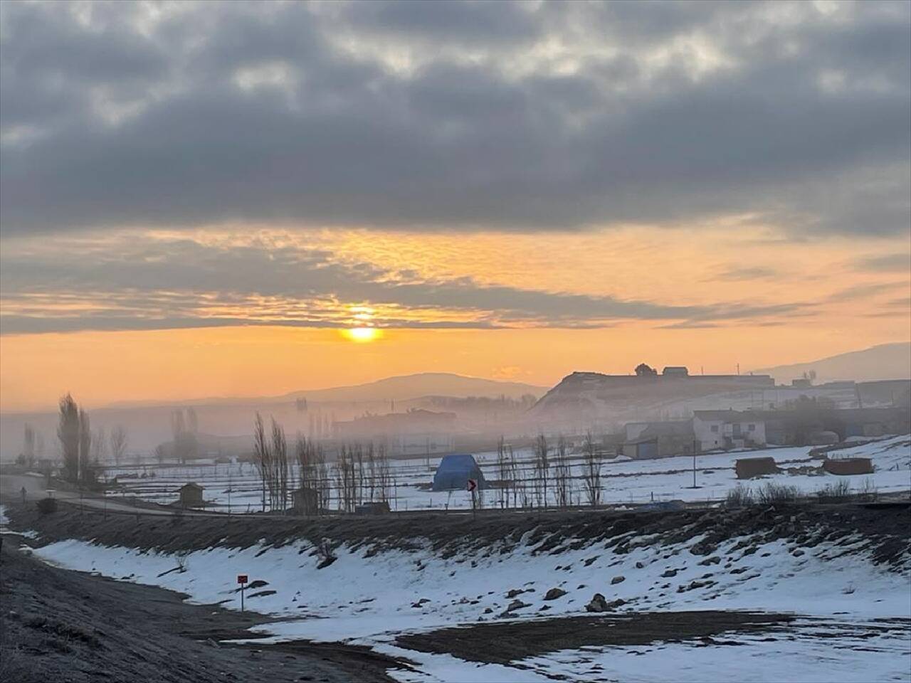 SİVAS - Sisin ardına gizlenen gün doğumu vatandaşlarca fotoğraflandı