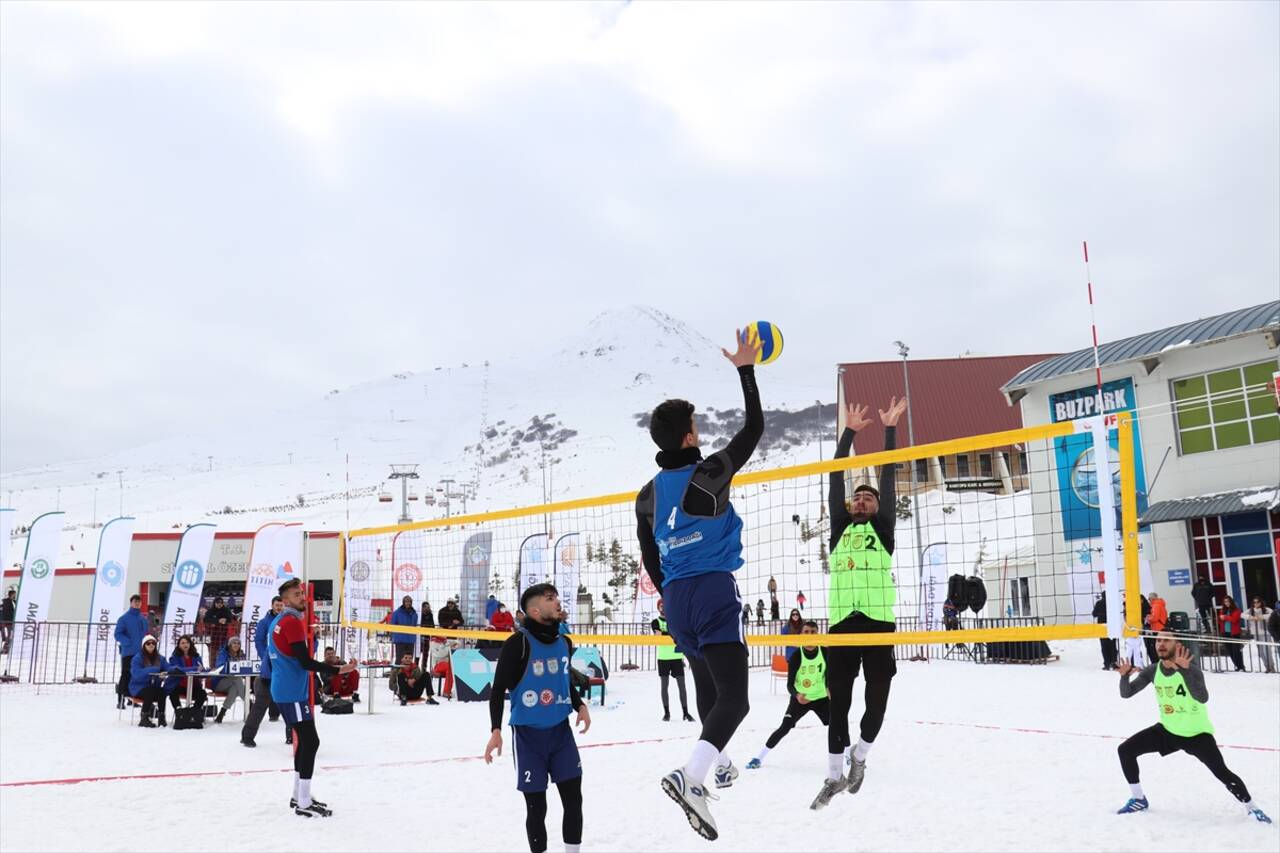 SİVAS - Üniversiteler Arası Kar Voleybolu Turnuvası tamamlandı