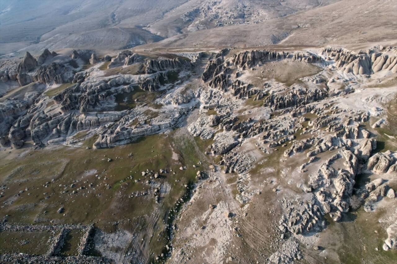 Tunceli'de peri bacalarını andıran kayalar turizme kazandırılmayı bekliyor