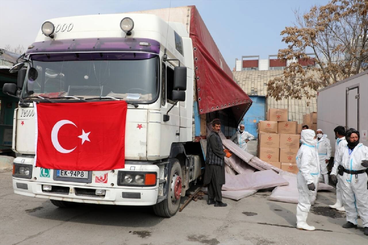 Türkiye'den gönderilen yardım paketleri, Afganistan'a teslim edildi