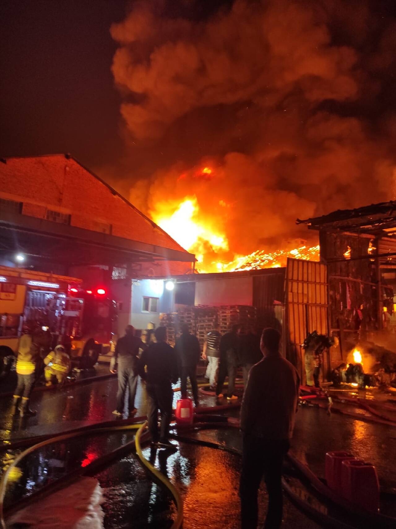 Tuzla'da yat fabrikasında yangın çıktı