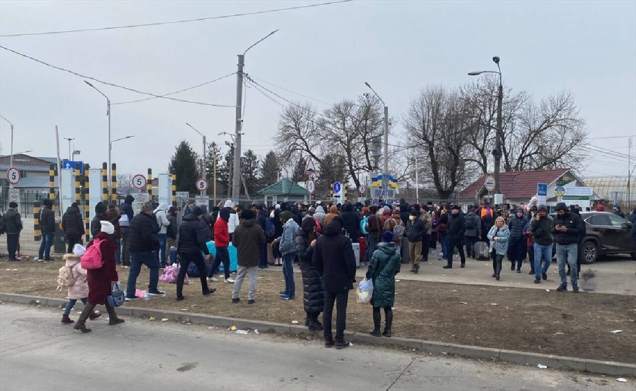 Ukrayna'dan tahliyesine başlanan Türk vatandaşlarını taşıyan 5 otobüs Romanya sınırına ulaştı