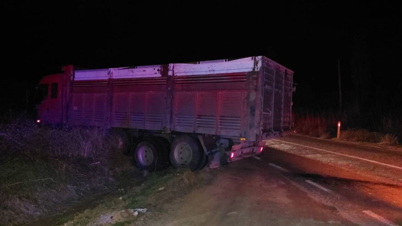 Uşak'ta, kamyonla çarpışan otomobilin sürücüsü öldü