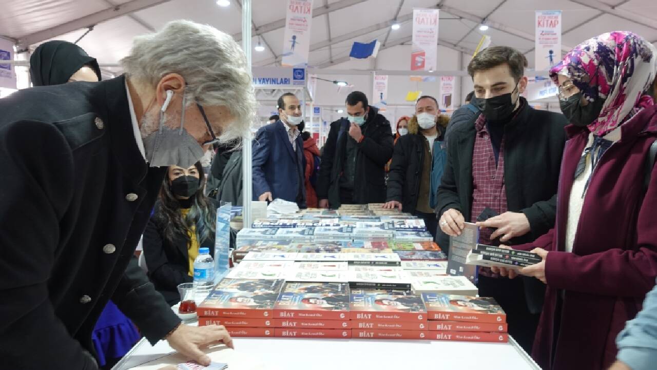 Üsküdar'da kitap fuarı yoğunluğu! Sevilen yazarlar okuyucuyla buluştu