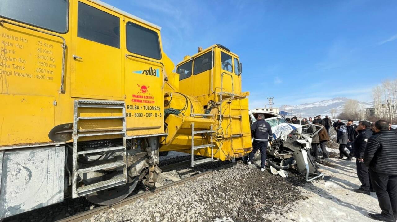 Van'da ray temizleme aracının kamyonete çarpması sonucu 4 kişi yaralandı