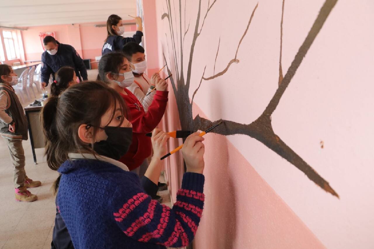 Yozgat'taki okullarda, boyama etkinliği ve çizgi filmle jandarma tanıtılıyor