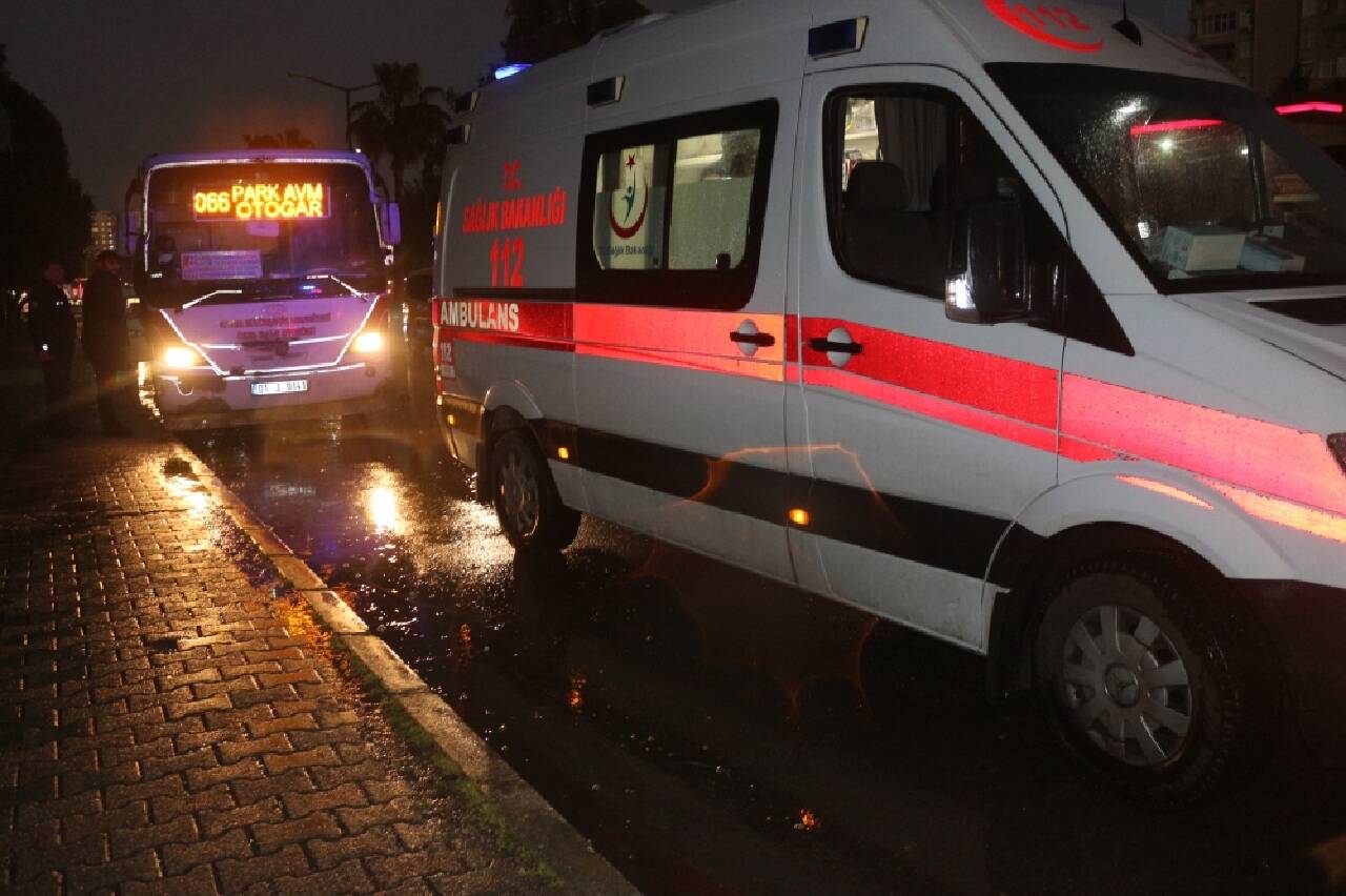 Adana'da bıçaklı saldırıya uğrayan özel halk otobüsü şoförü yaralandı