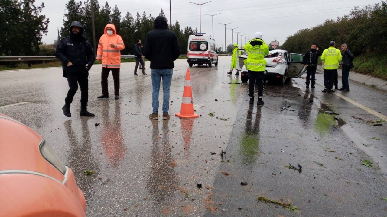 Adana'da devrilen otomobildeki 3 kişi yaralandı