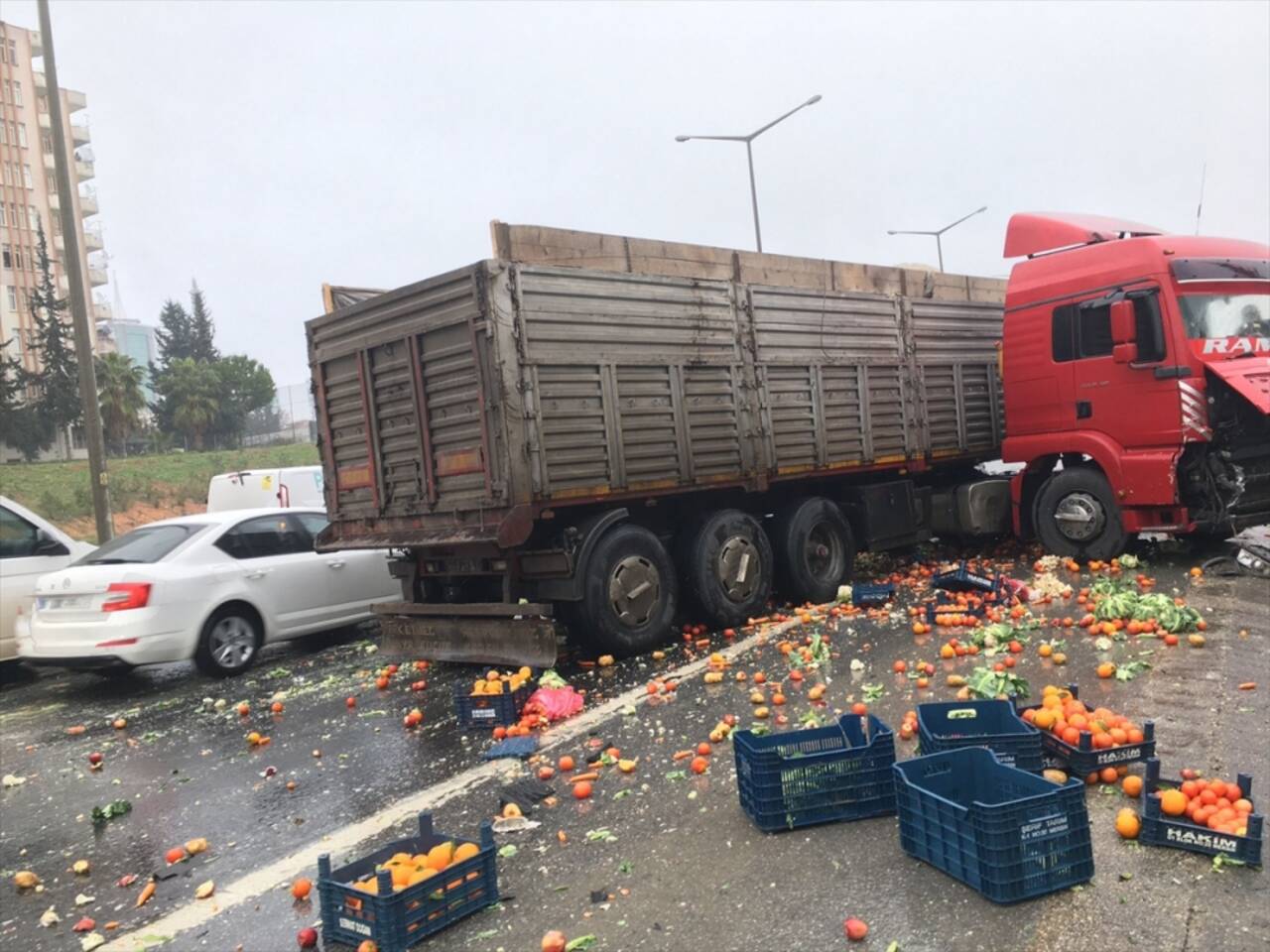 Adana'da otoyolda zincirleme trafik kazasında bir kişi yaralandı