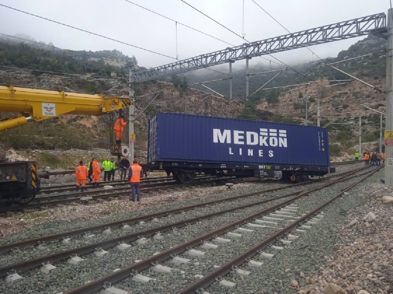 Adana'da yük treninin vagonu raydan çıktı