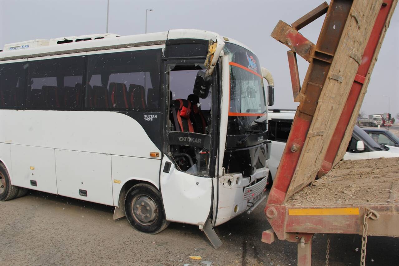 AFYONKARAHİSAR - Servis otobüsü ile tırın çarpıştığı kazada 7 öğrenci yaralandı