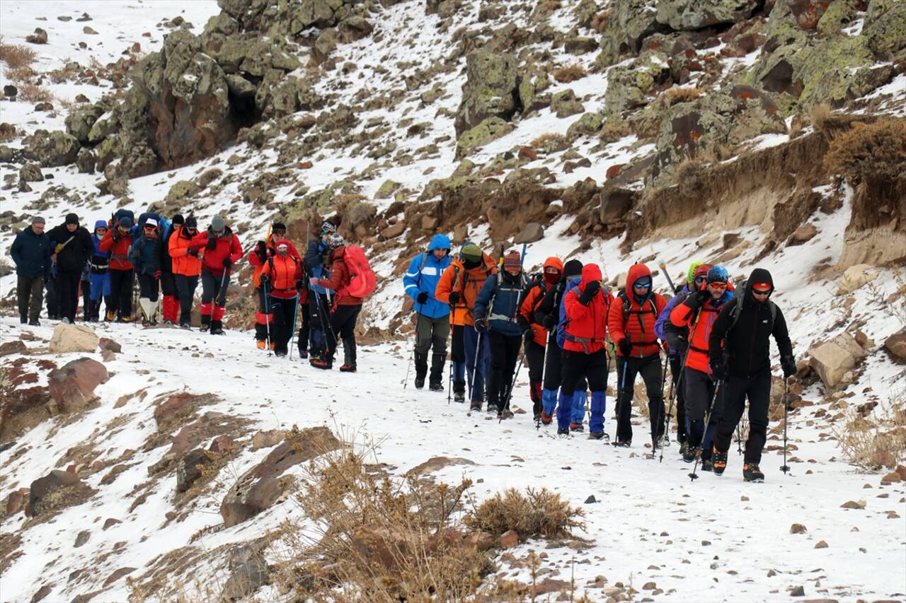 AĞRI - 27 dağcıdan Ağrı Dağı'na zirve tırmanışı