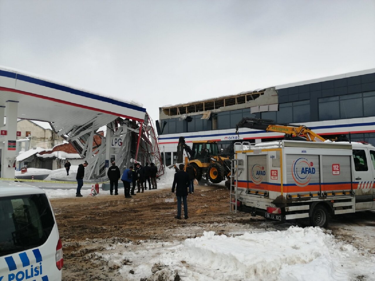 Ağrı'da çatısı çöken istasyondan 5 kişinin kurtulma anı güvenlik kamerasında