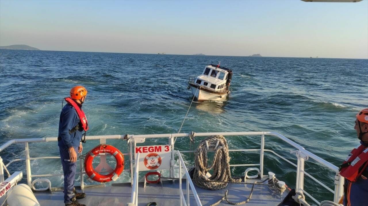 Ahırkapı açıklarında sürüklenen tekne Yenikapı'ya yanaştırıldı