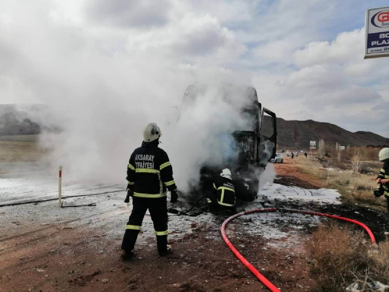 Aksaray'da seyir halindeyken yangın çıkan tırda hasar oluştu