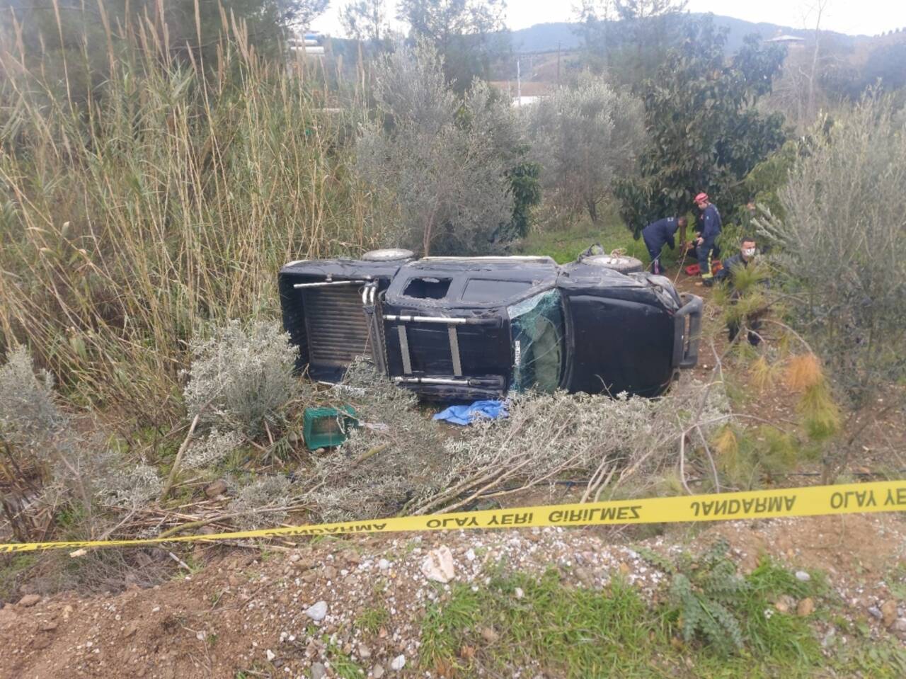 Alanya'da bahçeye devrilen kamyonetin sürücüsü yaşamını yitirdi