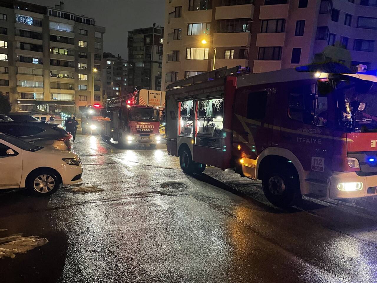 ANKARA - Başkentteki bir otelde çıkan yangın, paniğe neden oldu