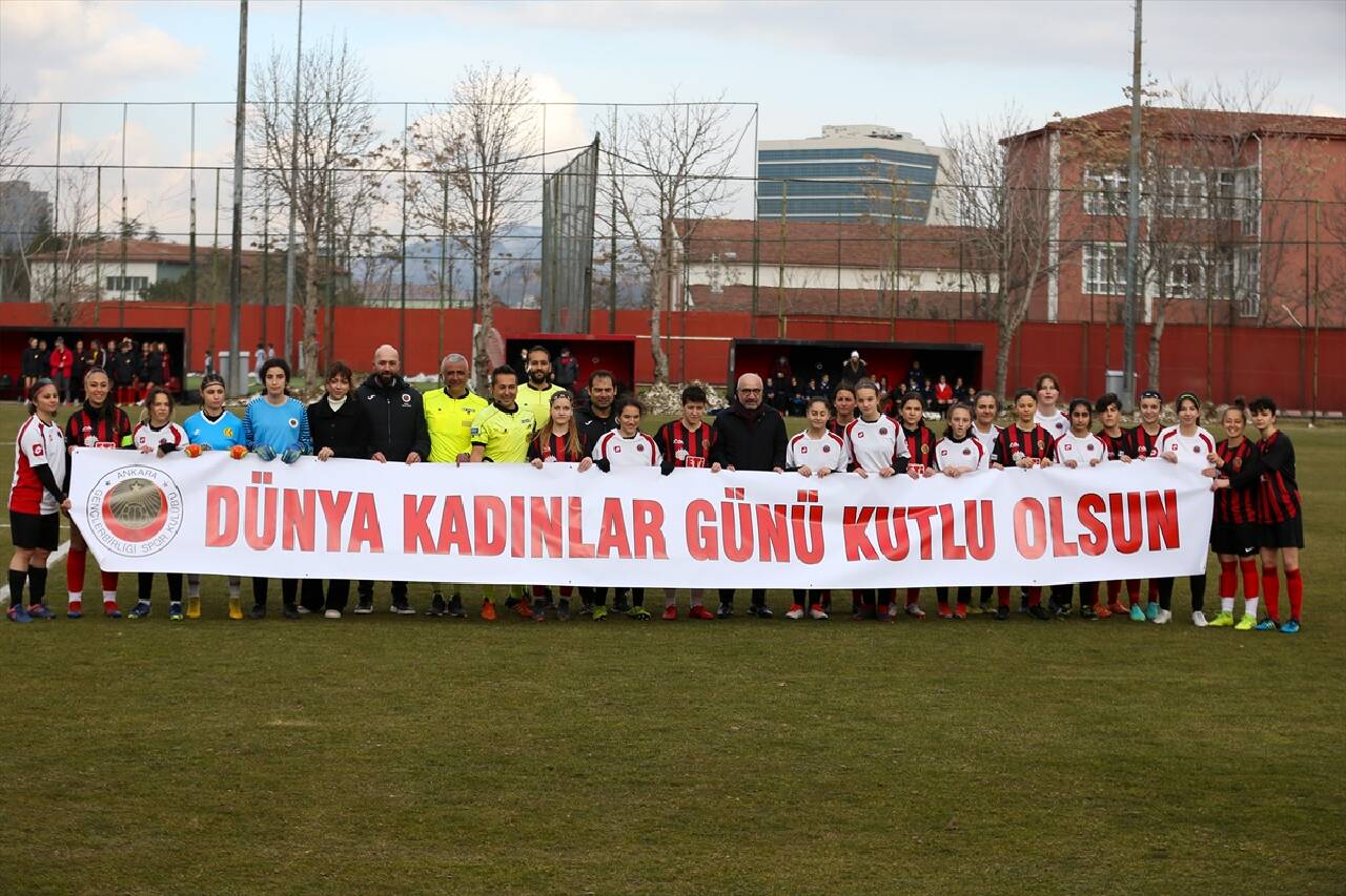 ANKARA - Gençlerbirliği ve Eskişehirspor, 8 Mart Dünya Kadınlar Günü için bir araya geldi