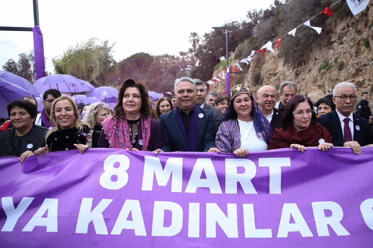 Antalya'da binlerce kişi kadına şiddete karşı "mor şemsiye" ile yürüdü