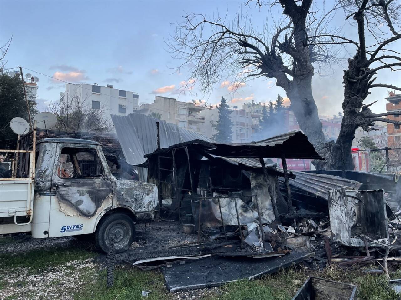 Antalya'da evde çıkan yangın araç ve ağaçlara sıçradı