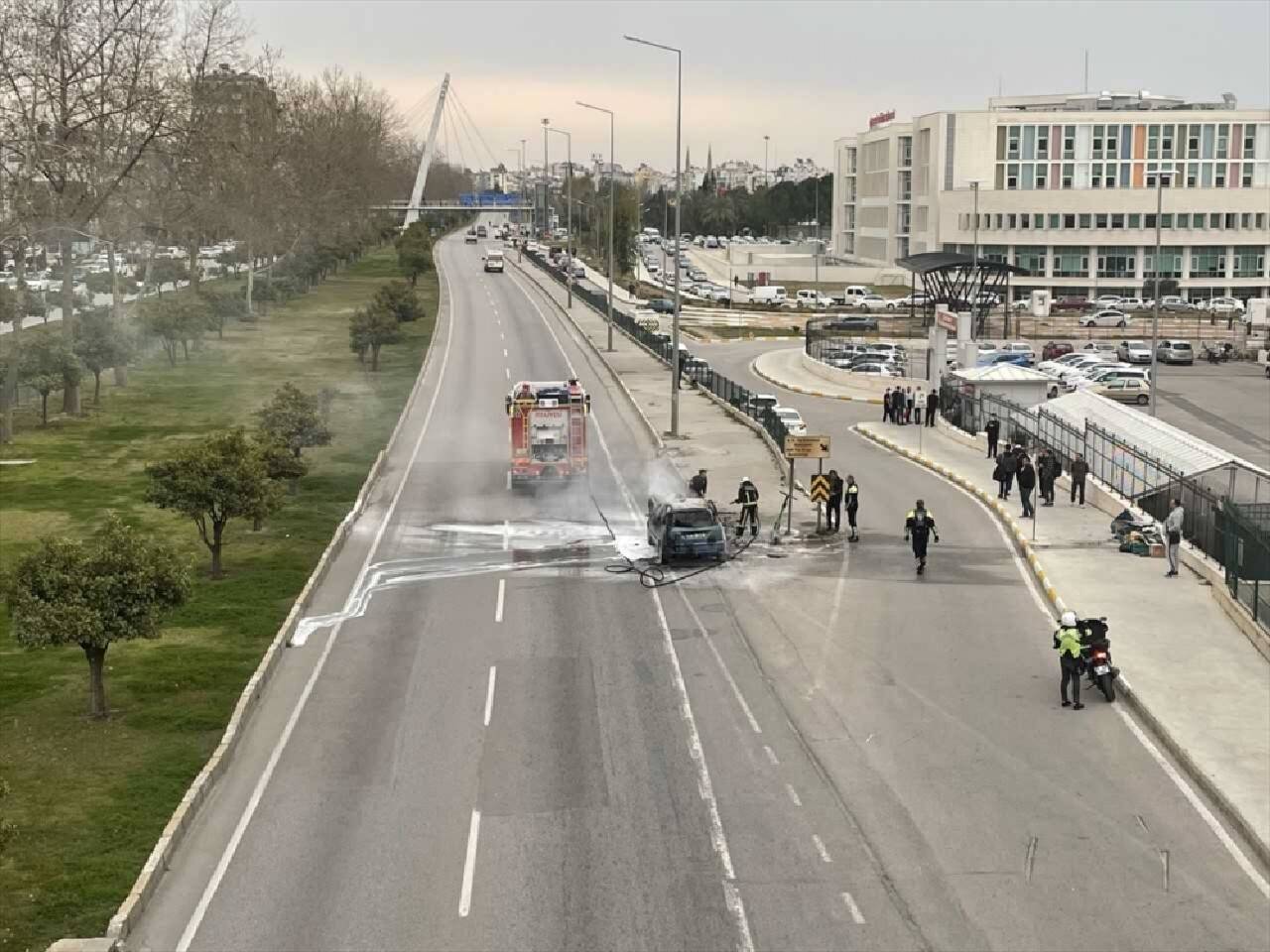 Antalya'da seyir halinde alev alan otomobil kullanılamaz hale geldi