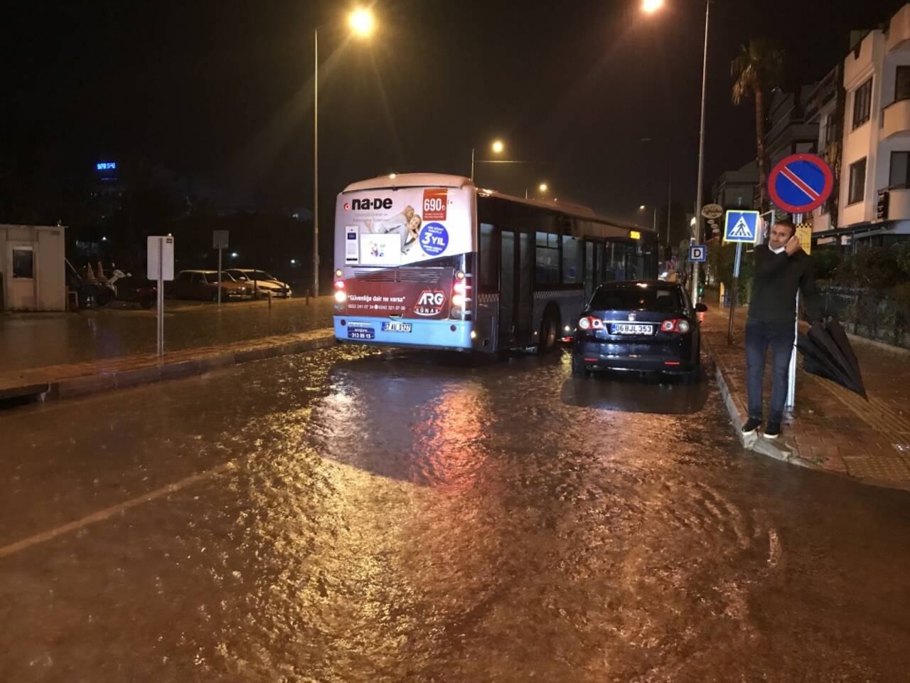 Antalya'da şiddetli yağmur ve fırtına etkili oldu