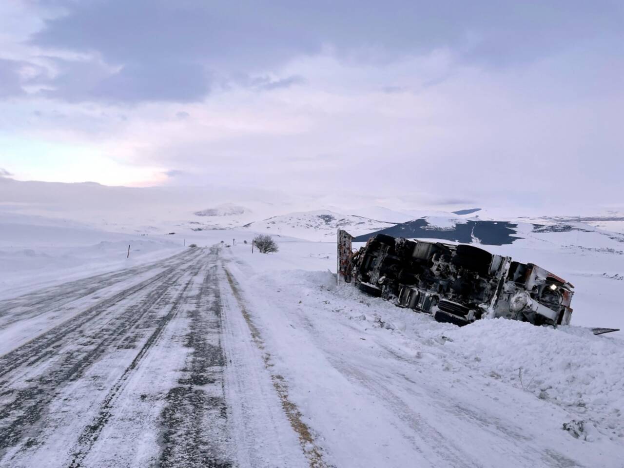 Ardahan-Şavşat kara yolu çığ nedeniyle ulaşıma kapandı