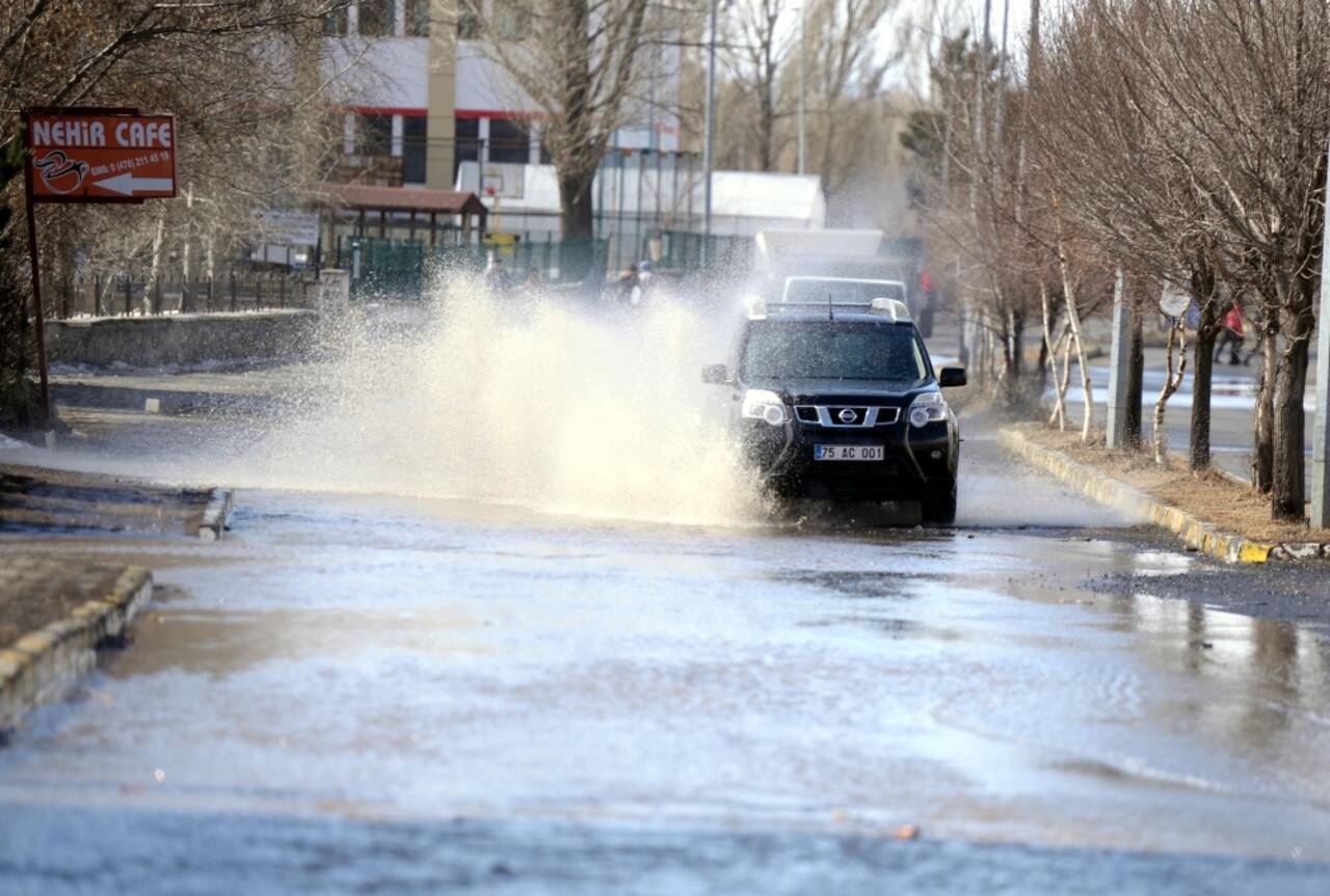 Ardahan'da eriyen kar bazı yolları suyla kapladı