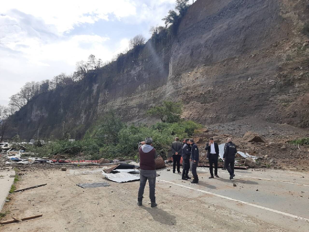 Ardeşen-Çamlıhemşin kara yolu heyelan nedeniyle kapandı