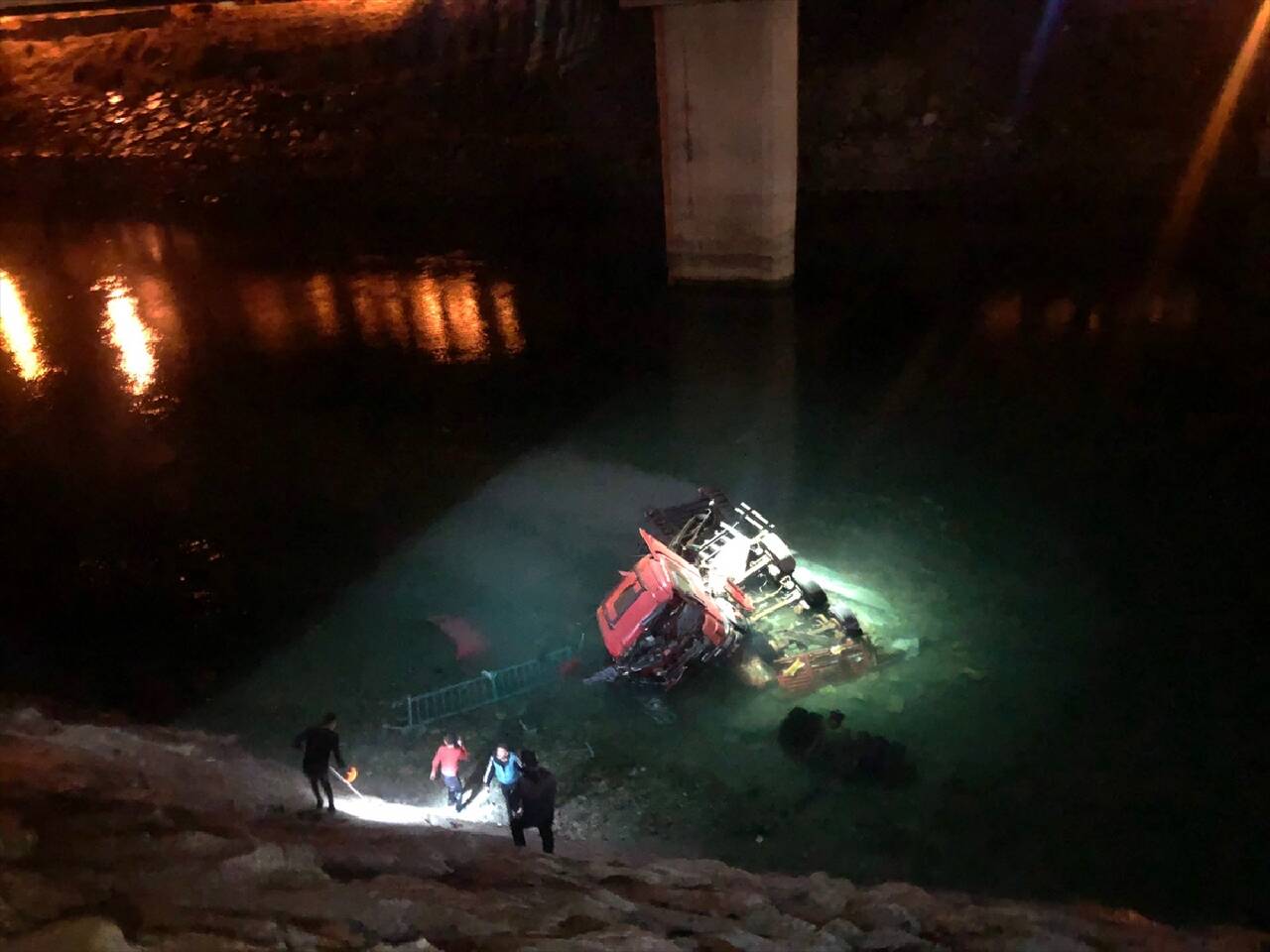 ARTVİN - Çoruh Nehri'ne düşen tırın sürücüsü hayatını kaybetti