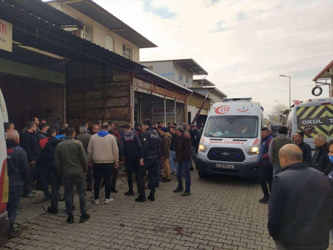 Aydın'da "çay" tartışmasında baba ve oğlu bıçakla yaralandı