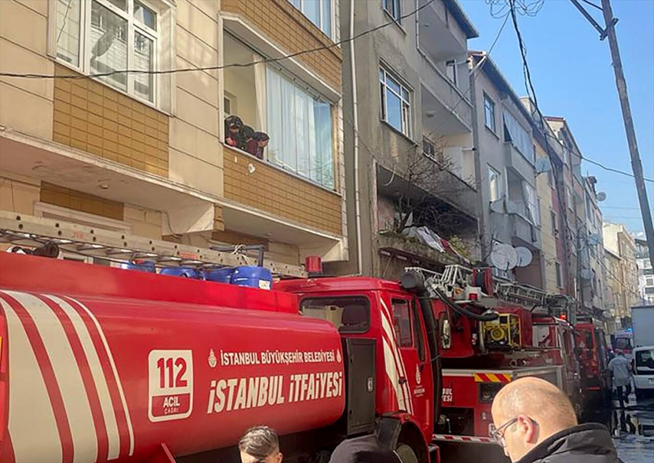 Bağcılar'da üç katlı binada çıkan yangında bir kişi öldü