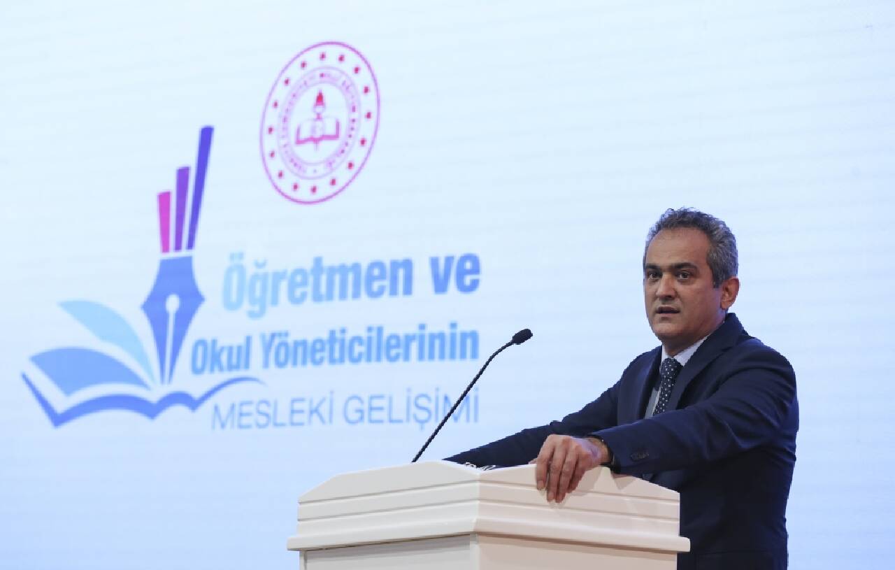 Bakan Özer "Öğretmenler ve Okul Yöneticilerinin Mesleki Gelişimi Programı"nda konuştu: