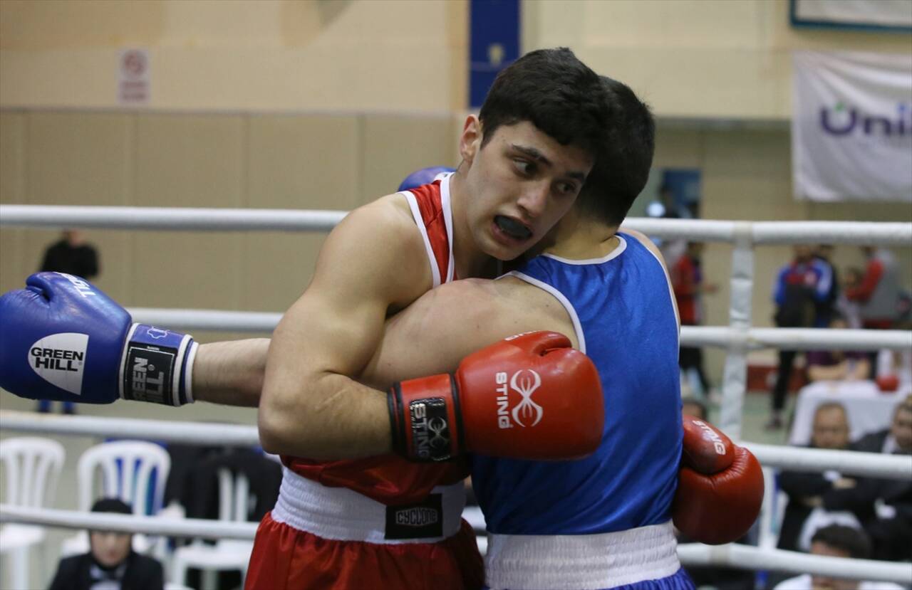 SAKARYA - Türkiye Karate Federasyonu Başkanı Uğuz, üniversite öğrencileriyle buluştu