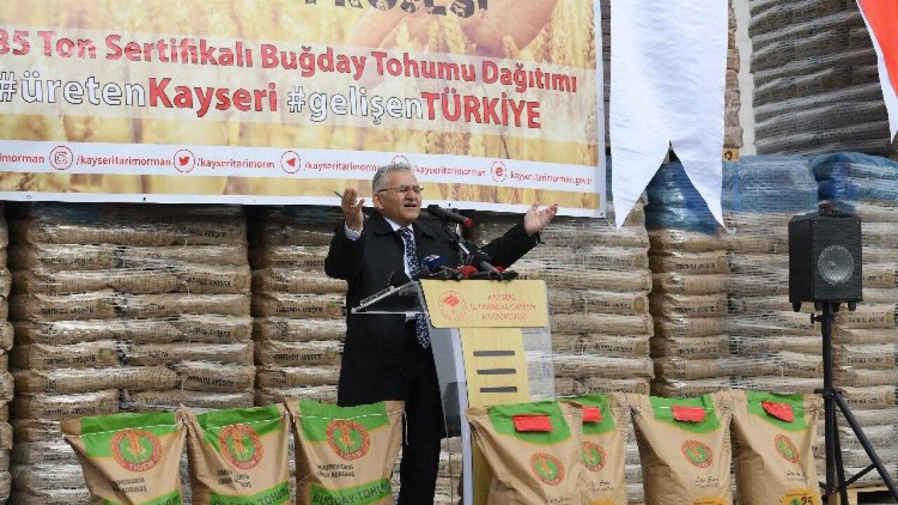 Başkan Büyükkılıç'ın üreticiye tohum desteği sürüyor 