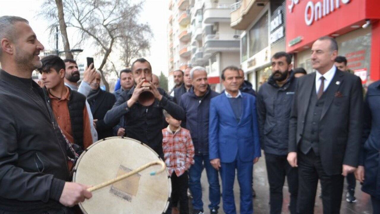 AK Parti'den istifa edip davul zurnayla CHP'ye katıldılar