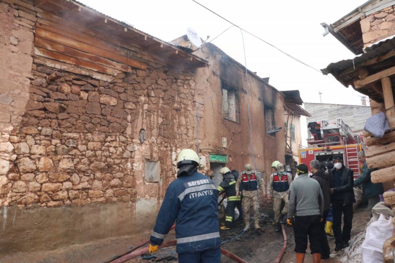 Bayburt'ta bir çocuğun yaralandığı yangında 3 ev kullanılamaz hale geldi