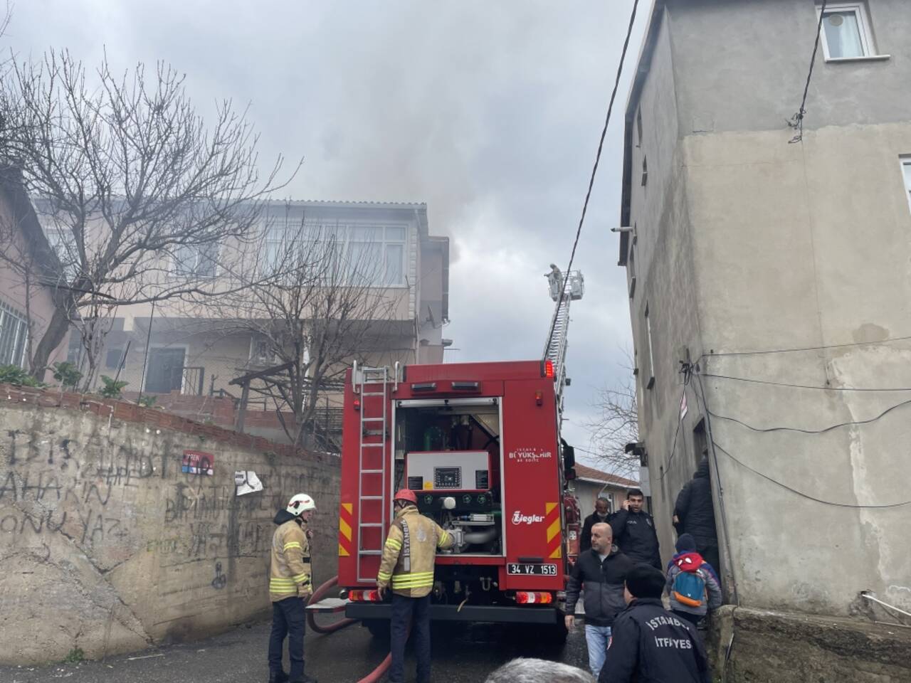 Beykoz'da çatı katında çıkan yangın söndürüldü