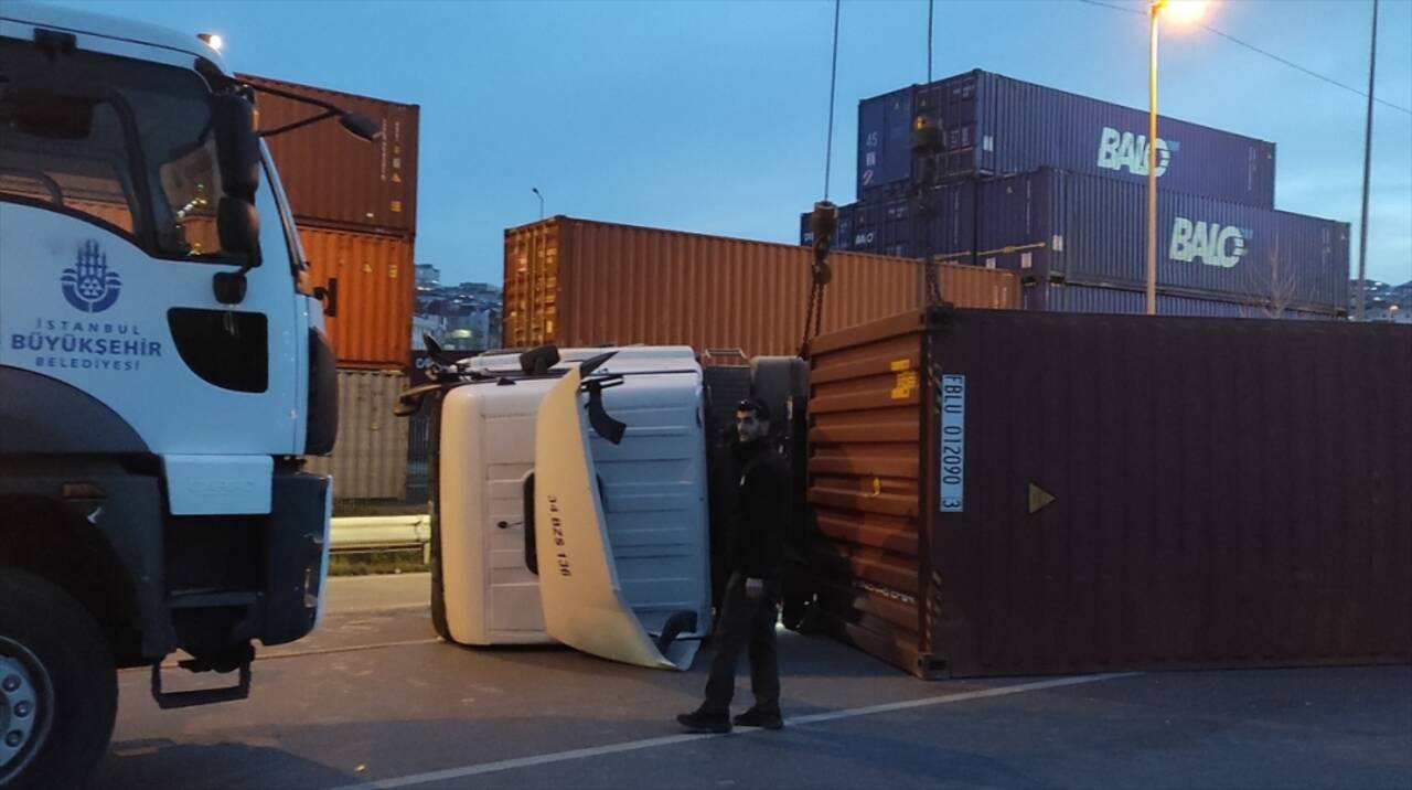 Beylikdüzü'nde kağıt yüklü tır devrildi