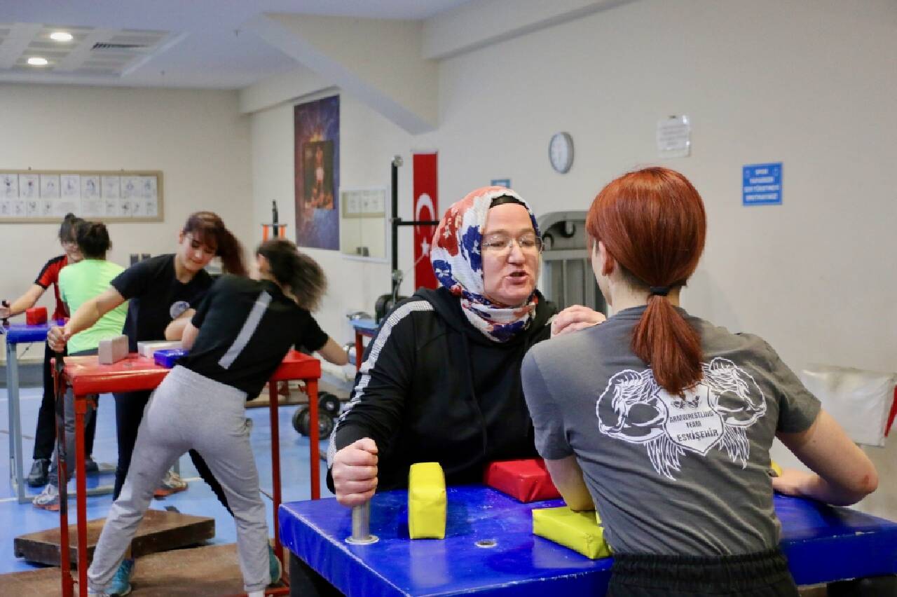 Bileği bükülmeyen kadınlar kazandıkları madalyalarla gururlandırıyor