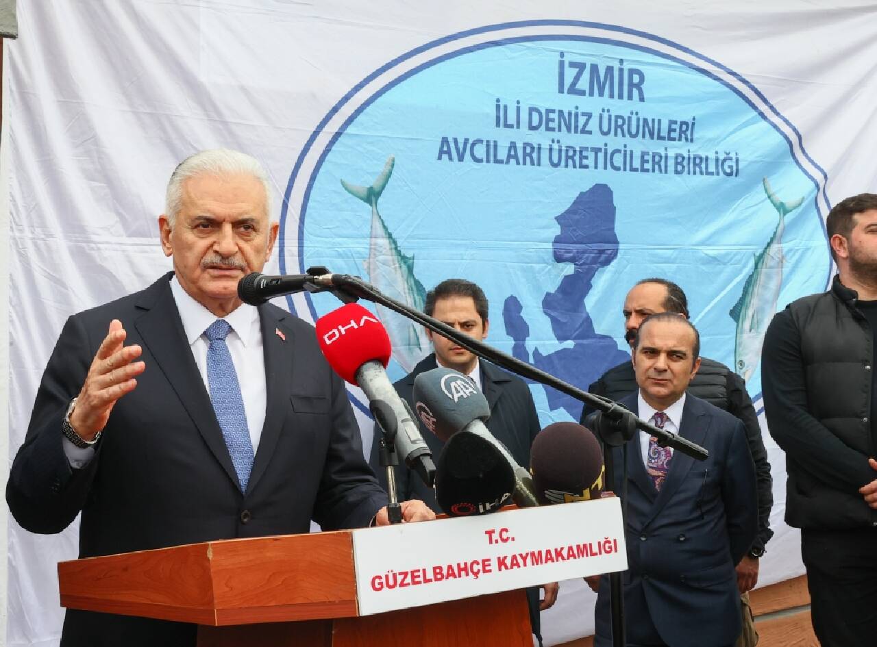 Binali Yıldırım İzmir'de balıkçı barınağını ziyaret etti